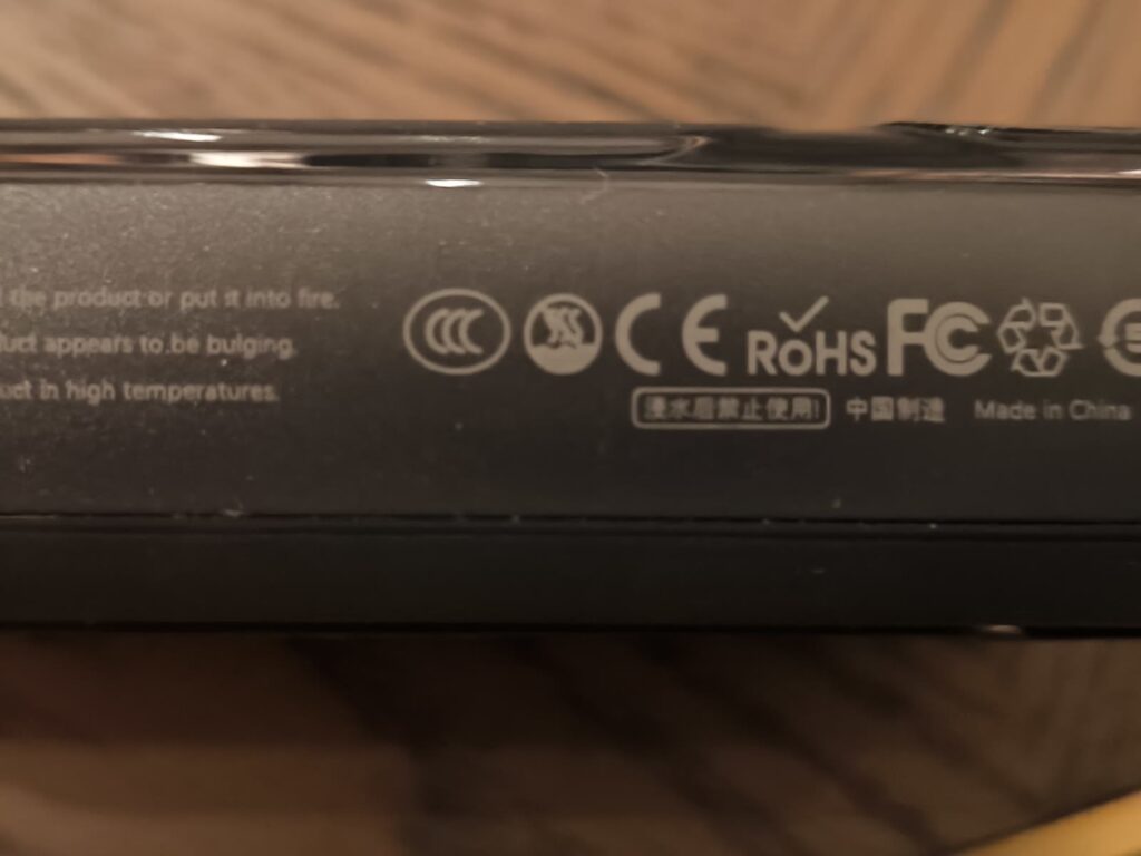 보조배터리 바닥면에 인쇄된 중국 3C(CCC) 인증 마크와 CE·RoHS·FC 표시
