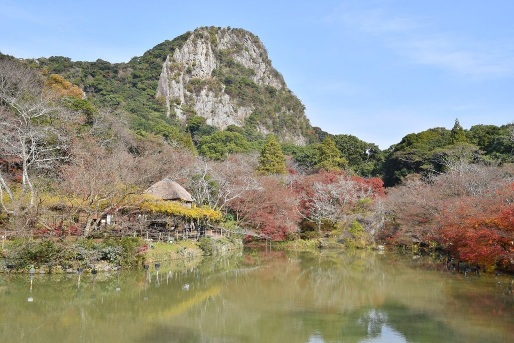 깎아지른 미후네야마 바위산 아래 연못가로 붉은 단풍이 물든 미후네야마라쿠엔 정원.